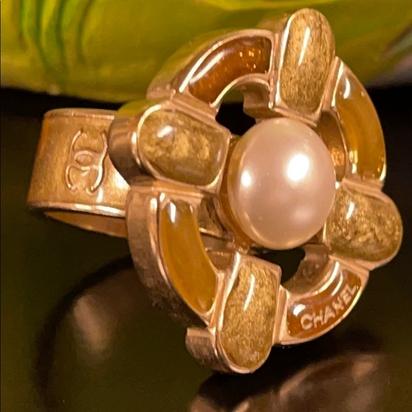 WOW POSHMARK - Authentic CHANEL Supermodel Showstopper Golden Pearl Ring - Picture 13 of 16